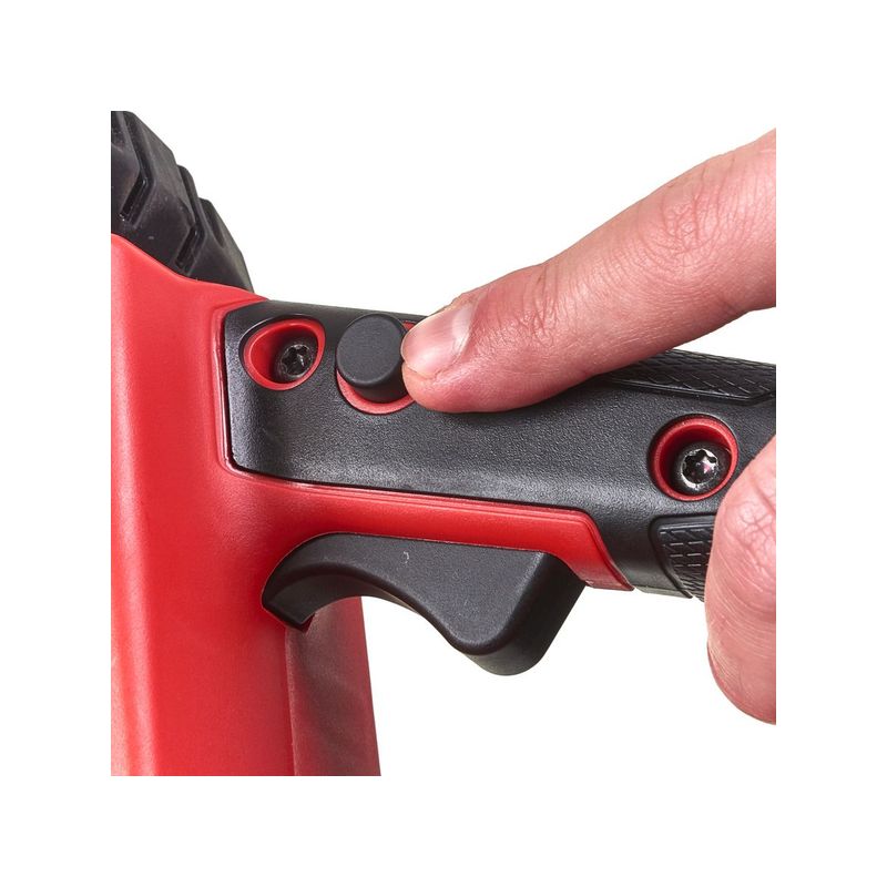 M18FCHSC-121 Motosierra M18 FUEL™, barra 30cm (12&quot;), velocidad cadena 12,4m/s, cadena 3/8&quot; bajo perfil. Incluye 80cc de aceite, llave de servicio y funda de espada. Se suministra con 1 batería HIGH OUTPUT™ M18HB12 y cargador rápido M12-18FC